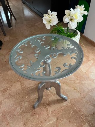 Mesa redonda plateada con cristal