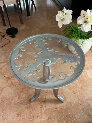 Mesa redonda plateada con cristal