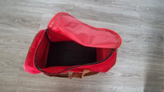 Bolsa de viaje roja y marrón
