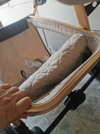 Carrito de bebe con regalo