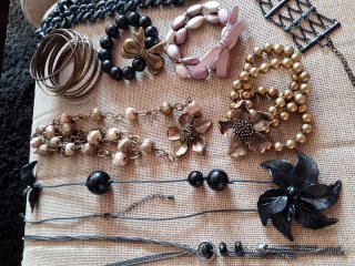 Lote bisutería: collares, pulseras