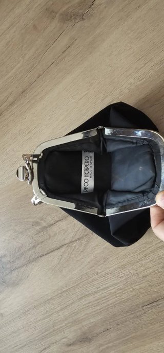 Bolso de mano negro con cadena