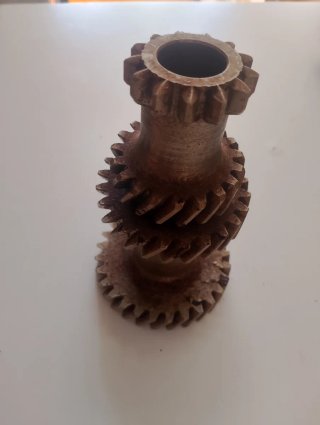 Eje secundario con engranajes
