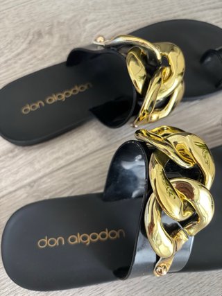 Sandalias negras con cadena dorada