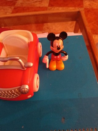 Figura Mickey y Coche Rojo