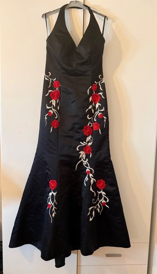 Vestido de fiesta negro con rosas rojas