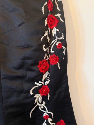 Vestido de fiesta negro con rosas rojas