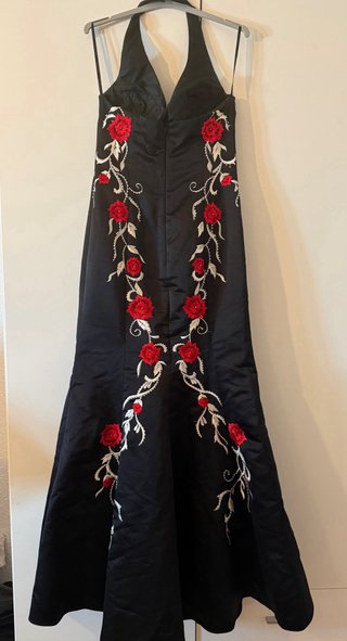Vestido de fiesta negro con rosas rojas