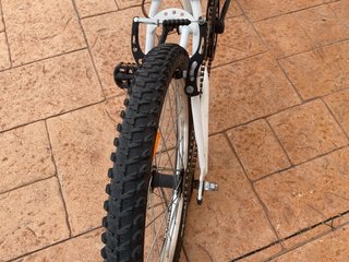 Bicicleta infantil azul y blanca