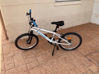Bicicleta infantil azul y blanca