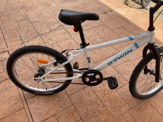 Bicicleta infantil azul y blanca