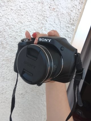Fotocamera Sony con zoom ottico 35x