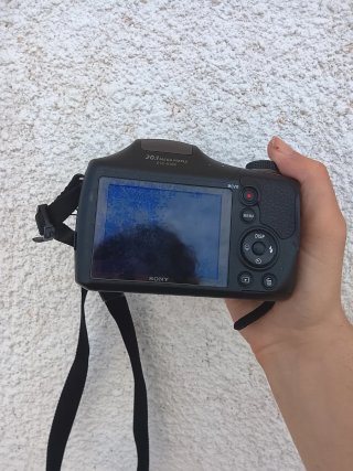 Fotocamera Sony con zoom ottico 35x