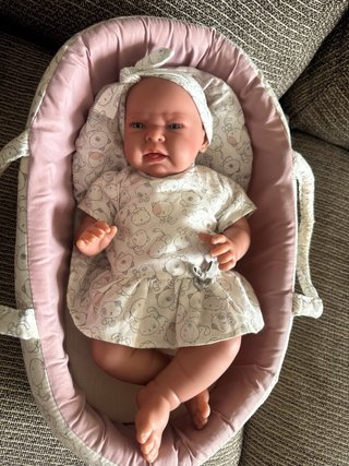 Muñeca Lea Recién Nacida con Capazo