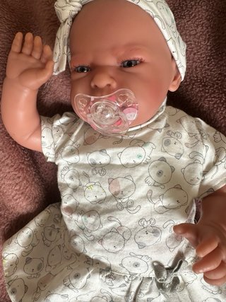 Muñeca Lea Recién Nacida con Capazo