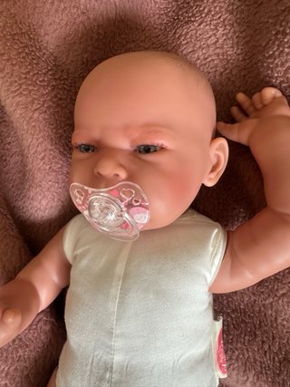 Muñeca Lea Recién Nacida con Capazo