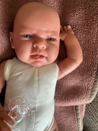 Muñeca Lea Recién Nacida con Capazo