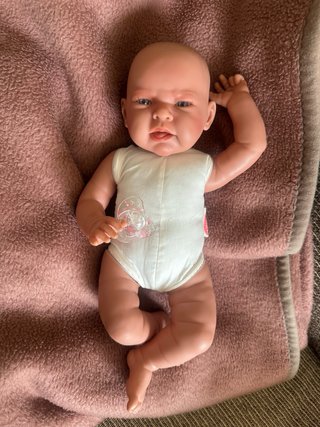Muñeca Lea Recién Nacida con Capazo