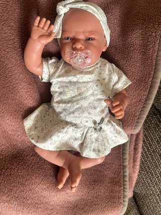 Muñeca Lea Recién Nacida con Capazo