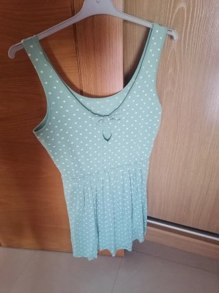 Vestido verde con corazones blancos