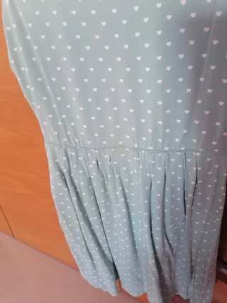 Vestido verde con corazones blancos