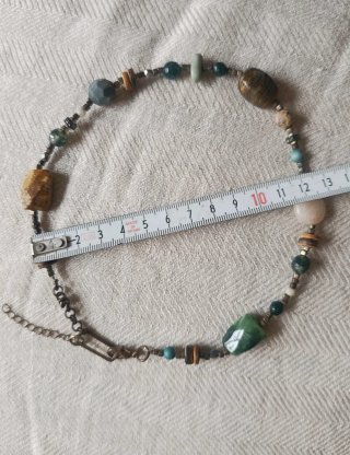 Collar corto con piedritas