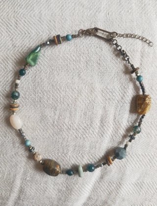 Collar corto con piedritas