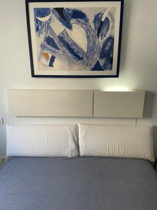Cabecero de cama blanco con luz