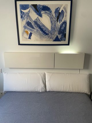 Cabecero de cama blanco con luz