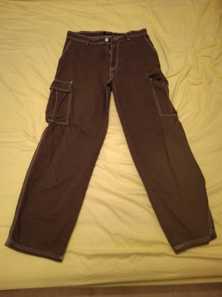 Pantalón cargo marrón con pespuntes