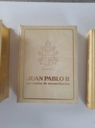 Sagrada biblia y tomos de Juan Pablo II