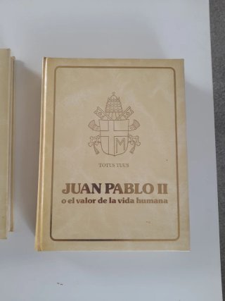 Sagrada biblia y tomos de Juan Pablo II