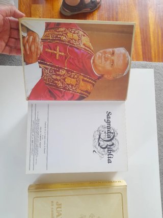 Sagrada biblia y tomos de Juan Pablo II