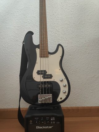 Bajo Rochester Negro y Amplificador Blackstar