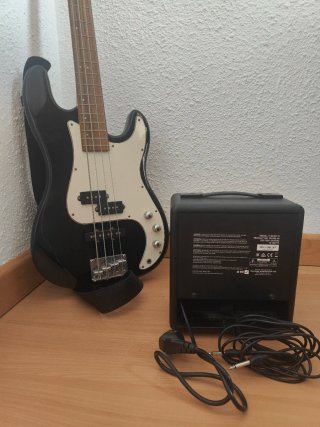 Bajo Rochester Negro y Amplificador Blackstar