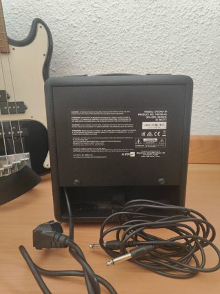 Bajo Rochester Negro y Amplificador Blackstar