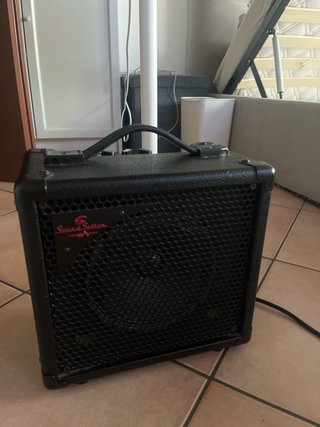 Basso elettrico nero con amplificatore