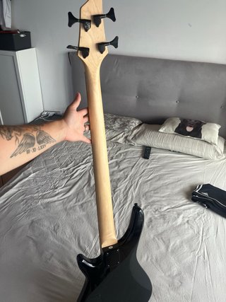 Basso elettrico nero con amplificatore