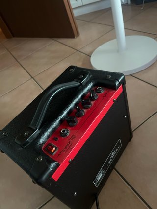 Basso elettrico nero con amplificatore