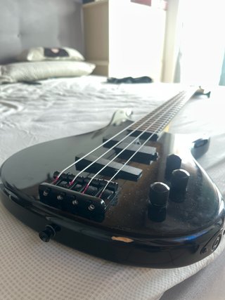 Basso elettrico nero con amplificatore