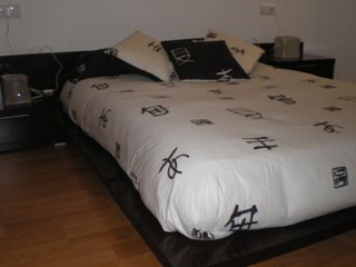 Cama estilo tatami japonés con mesitas