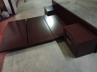 Cama estilo tatami japonés con mesitas y cabezal