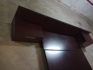 Cama estilo tatami japonés con mesitas y cabezal