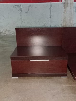 Cama estilo tatami japonés con mesitas y cabezal