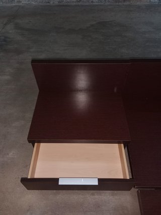 Cama estilo tatami japonés con mesitas y cabezal