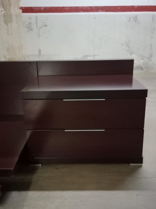 Cama estilo tatami japonés con mesitas y cabezal