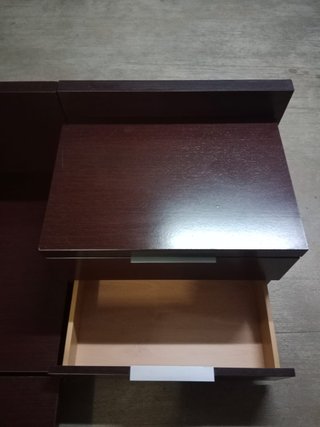 Cama estilo tatami japonés con mesitas y cabezal
