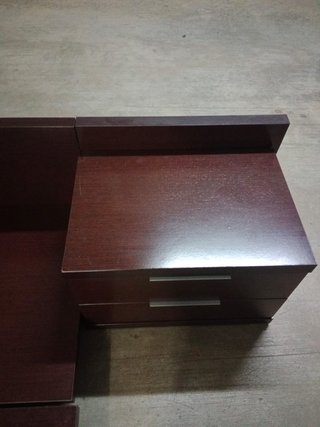 Cama estilo tatami japonés con mesitas y cabezal