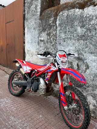 Beta 300 Enduro/Motocross Roja y Blanca