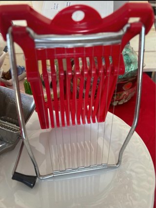 2 attrezzi cucina: affetta uova e grattugia